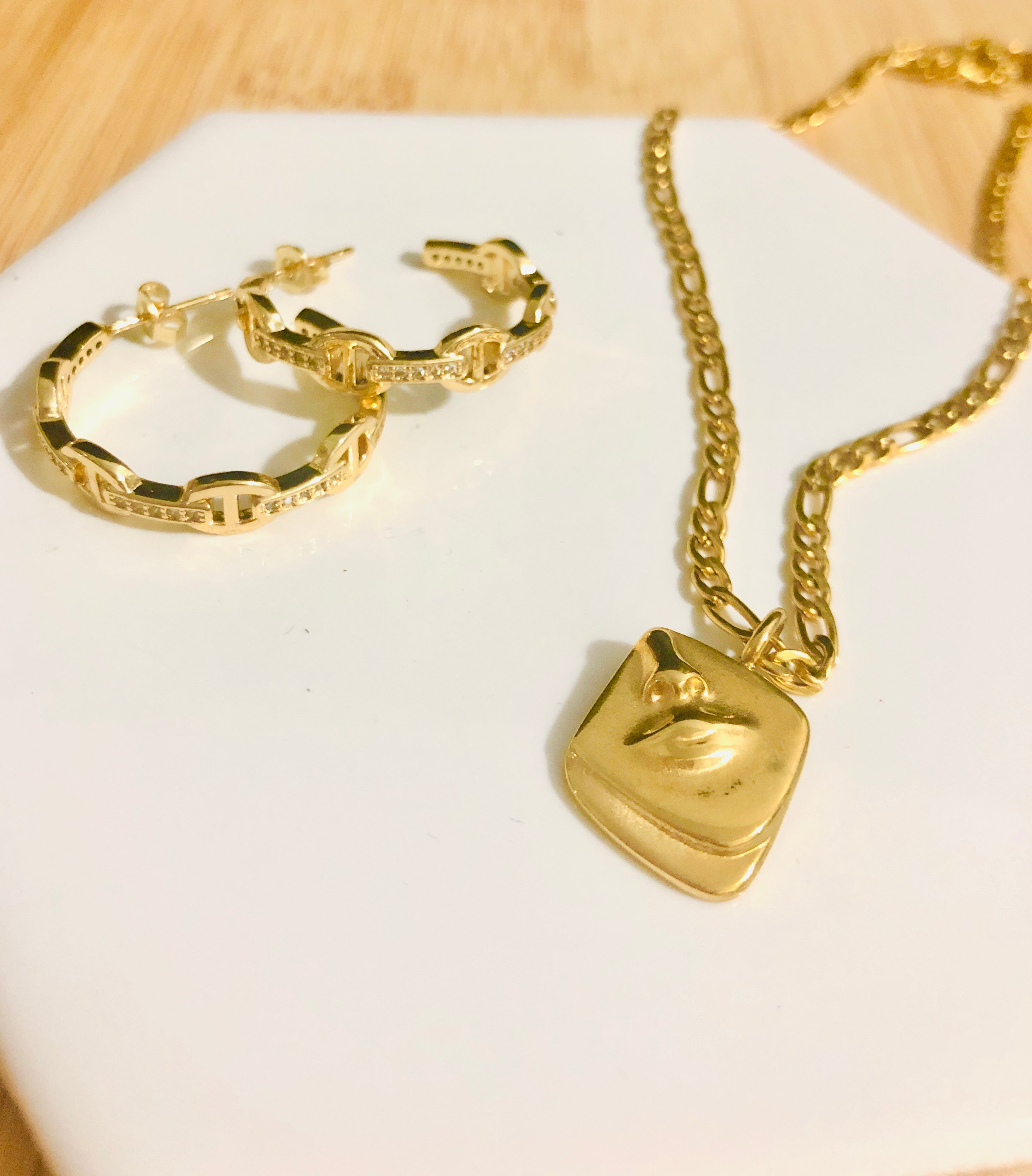 Alluring Face Sculpture Necklace - Minimalist Collection